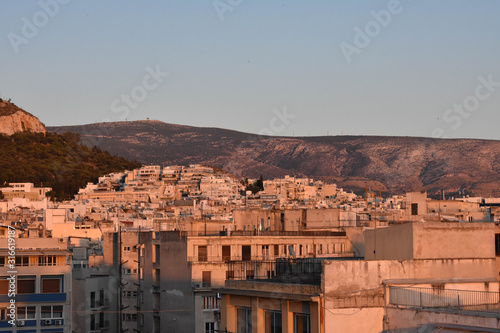 Atenas, azoteas de edificios al atardecer. Grecia.