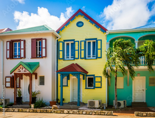 Foto Colorful houses in Orient Bay on the island of Saint-Martin in the Caribbean