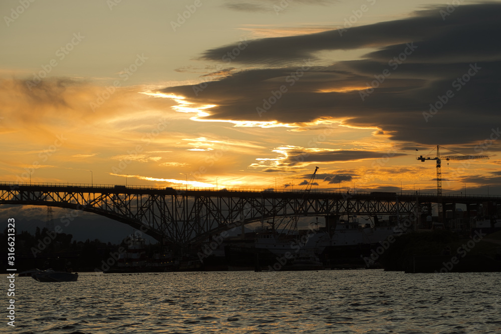 2020-01-18 DUSK ON LAKE UNION IN SEATTLE AS A STORM MOVES IN