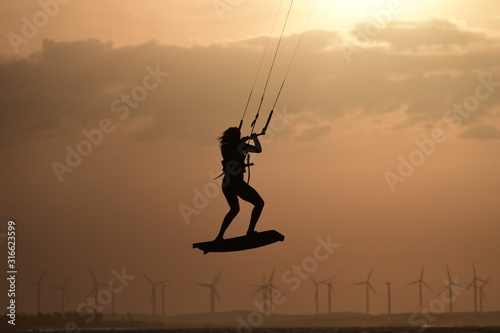 Kite  on the beach at sunset kitesurf tramonto ragazza 