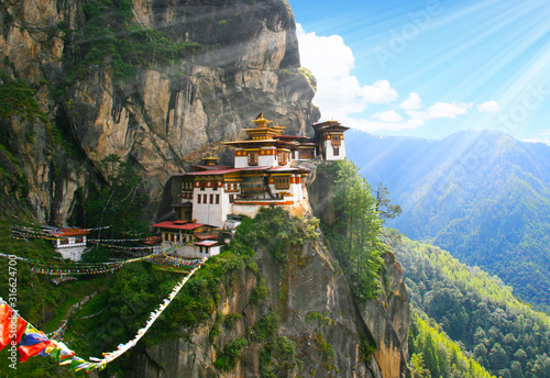 Bhutan - im hohen Himalaya Gebirge versteckt an einer hohen Bergwand liegt das schwer zugängliche Kloster 