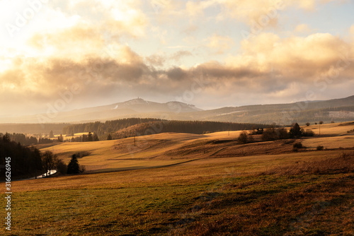 Der Hausberg Brocken im Harz zeigt sich nach dem Gewitter Regen im goldenen Licht