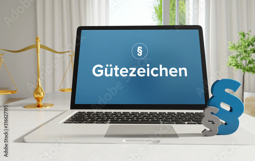 Gütezeichen – Recht, Gesetz, Internet. Laptop im Büro mit Begriff auf dem Monitor. Paragraf und Waage. .