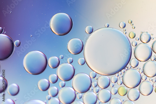 Fotografía Pastel bubbles made with water and coconut oil - blue purple