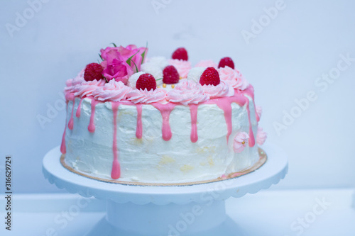 tort drip cake różowy