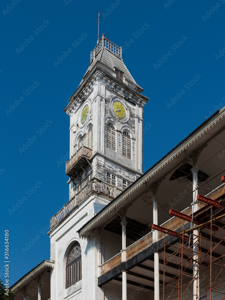 Obraz premium tower of the palace of wonder, stonetown, zanzibar