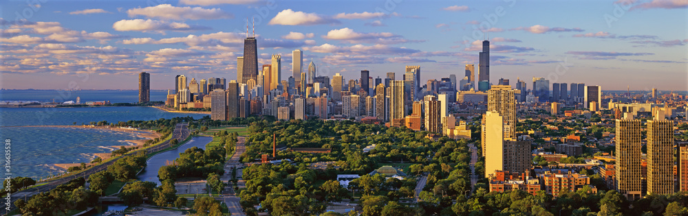 Naklejka premium Chicago Skyline, Chicago, Illinois przedstawia niesamowitą architekturę w formacie panoramicznym
