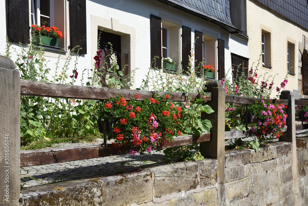Naklejka premium house with flowers in Thurnau