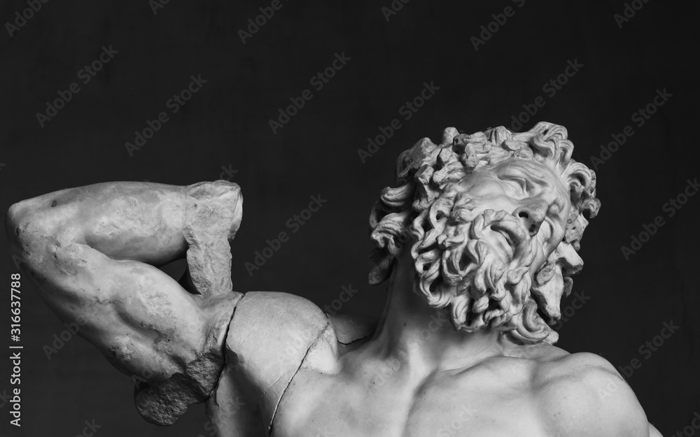 Fototapeta Czarny i biały zbliżenie fotografia klasyczna rzymska statua mężczyzna z cierpiącą twarzą