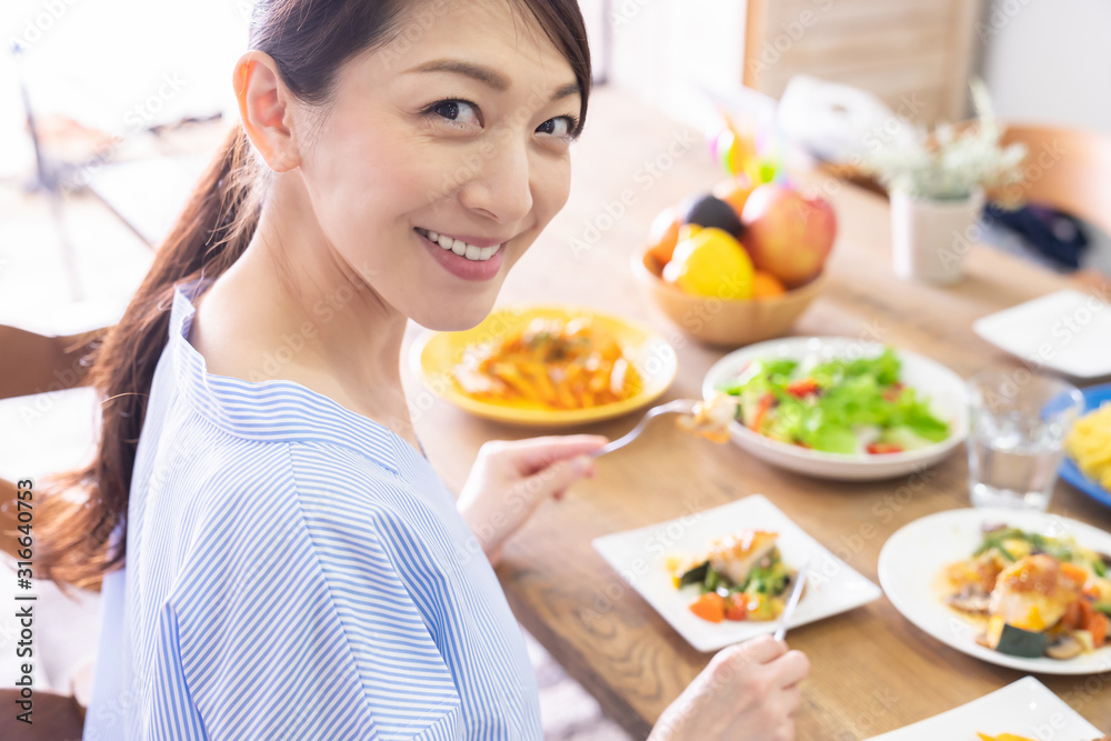 食事をする女性