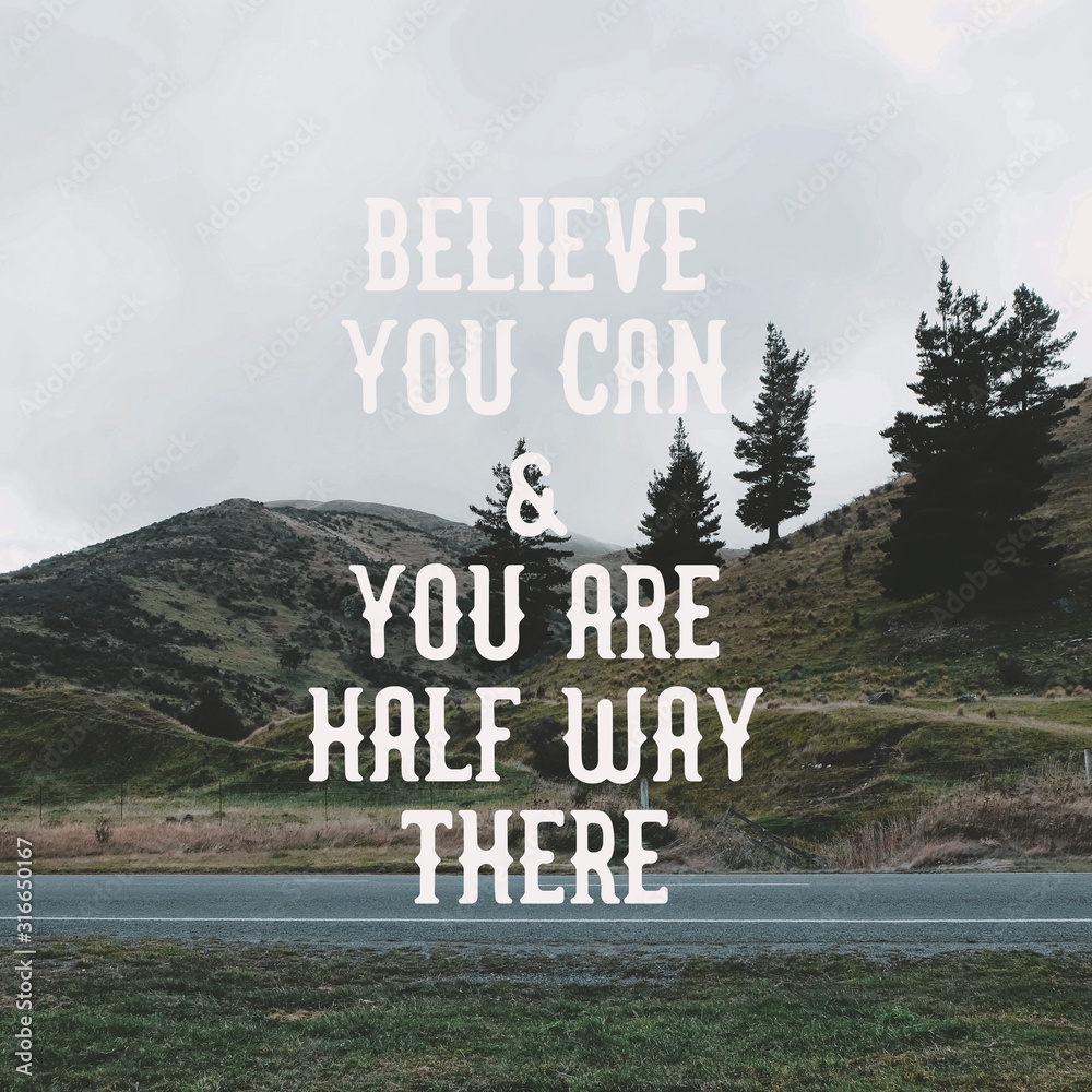 Plakat Inspirujący cytat motywacyjny „Uwierz, że możesz i jesteś w połowie drogi”. z widokiem na góry w tle.