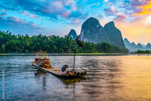 Fototapet Landscape and bamboo rafts of Lijiang River in Guilin, Guangxi..