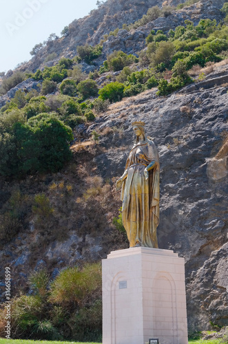 Escultura em bronze entre a casa de maria e efeso. Izmir-Turquia