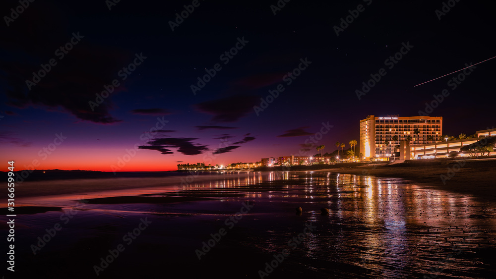 Fototapeta premium Piękny hotel Ventura Beach Pier Sunset