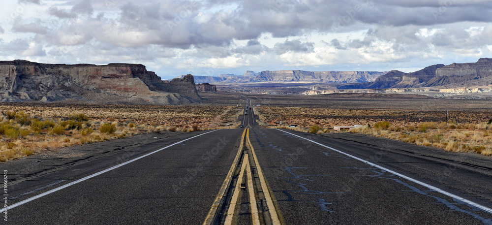 Φωτογραφία Road into the rocky high desert landscape of the Colorado plateau near the borde