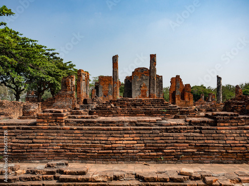 Thai architecture Ancient times,Most materials are brick and mortar,forming a wall and floor,The surrounding area has a beautiful Buddha statue,On the bright day