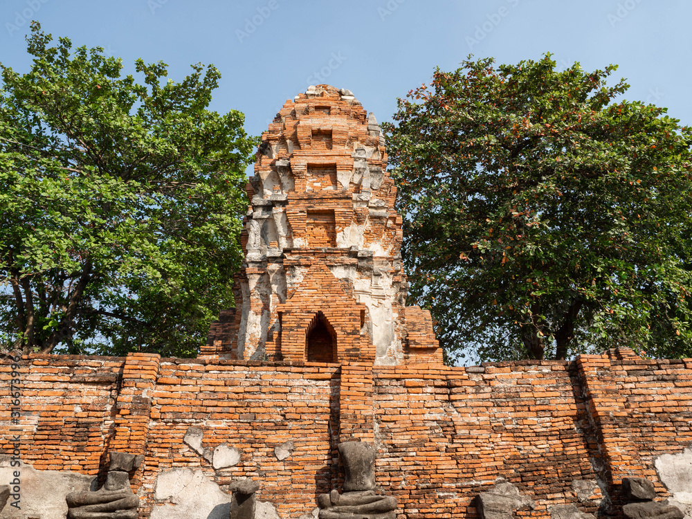 Thai architecture Ancient times,Most materials are brick and mortar,forming a wall and floor,The surrounding area has a beautiful Buddha statue,On the bright day Thai architecture Ancient times,Most materials are brick and mortar,forming a wall and floor,The surrounding area has a beautiful Buddha statue,On the bright day