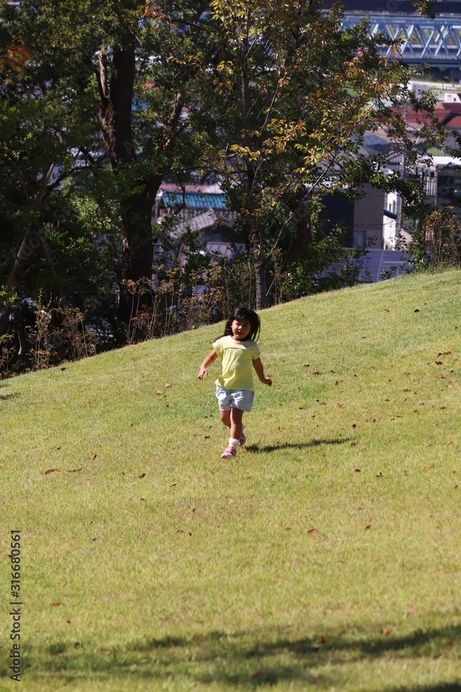 庭園で走る子供