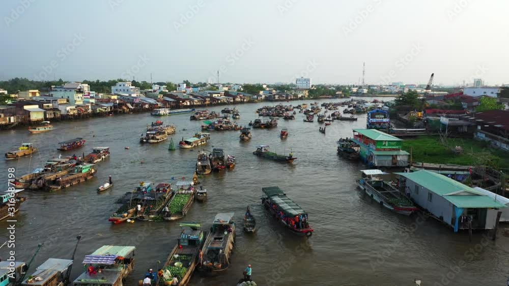 Vue globale du marché flottant de Cai Rang où les habitants locaux échangent des marchandises, vers Can Tho, au Vietnam