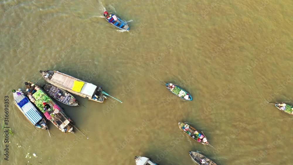 Vue à basse altitude du marché flottant de Cai Rang où les habitants locaux échangent des marchandises, vers Can Tho, au Vietnam