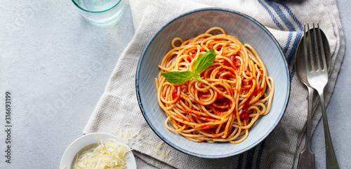 Fotografie, Obraz Pasta, spaghetti with tomato sauce and fresh basil in a bowl