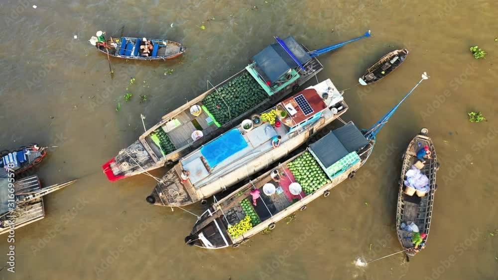 Vue à basse altitude du marché flottant de Cai Rang où les habitants locaux échangent des marchandises, vers Can Tho, au Vietnam