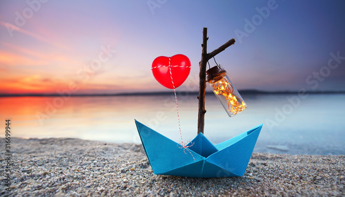 Fototapeta Naklejka Na Ścianę i Meble -  Valentinstag - Geschenk am Strand