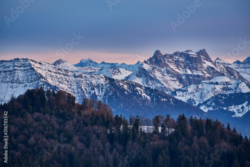 Abendstimmung über schneebedeckten Schweizer Alpen, Federispitz und Mütschenstock