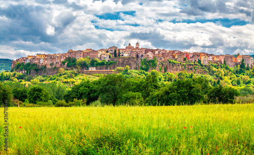 Obraz na płótnie Orte town is situated in the Tiber valley on a high tuff cliff. Historical cities of Italy. w salonie