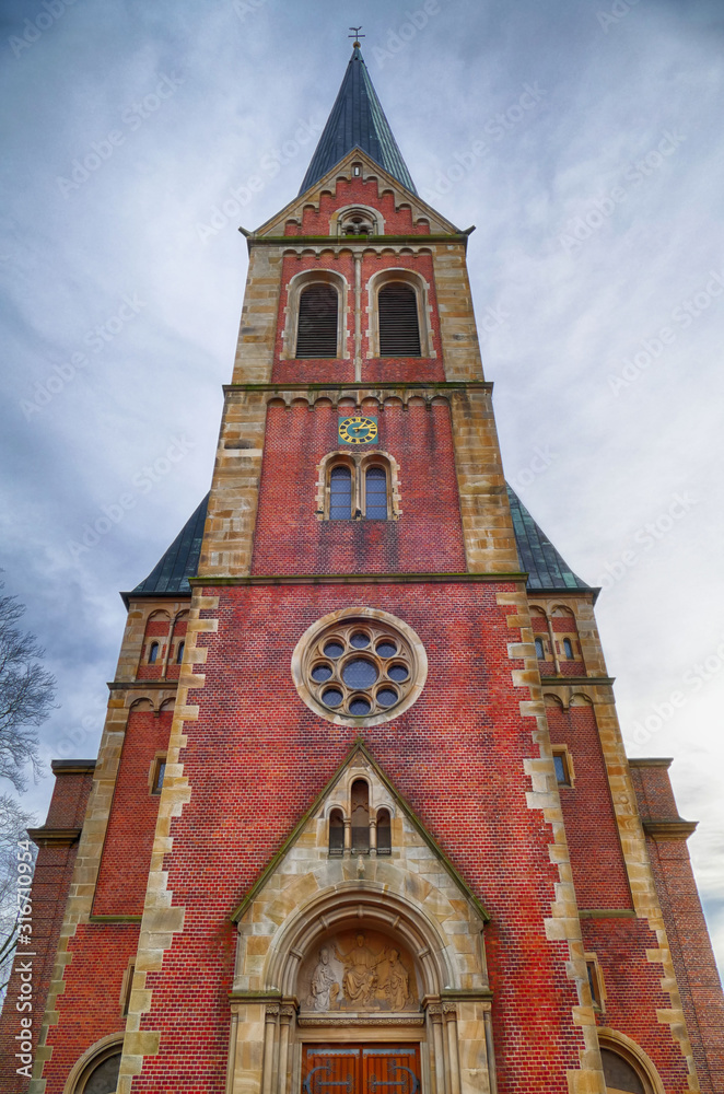 Historischer Backstein-Kirchturm in Lingen im Emsland