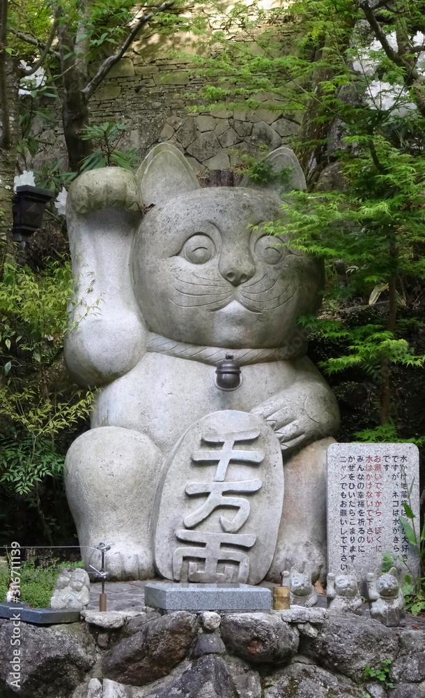 Winkende Katze (Maneko neko) aus Stein in Japan