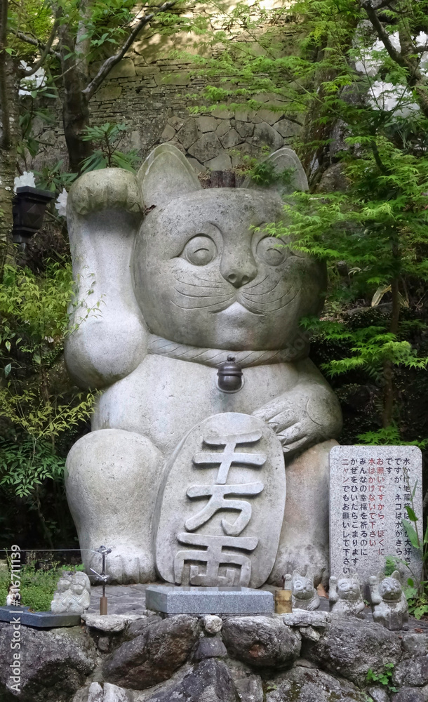 Winkende Katze (Maneko neko) aus Stein in Japan Winkende Katze (Maneko neko) aus Stein in Japan