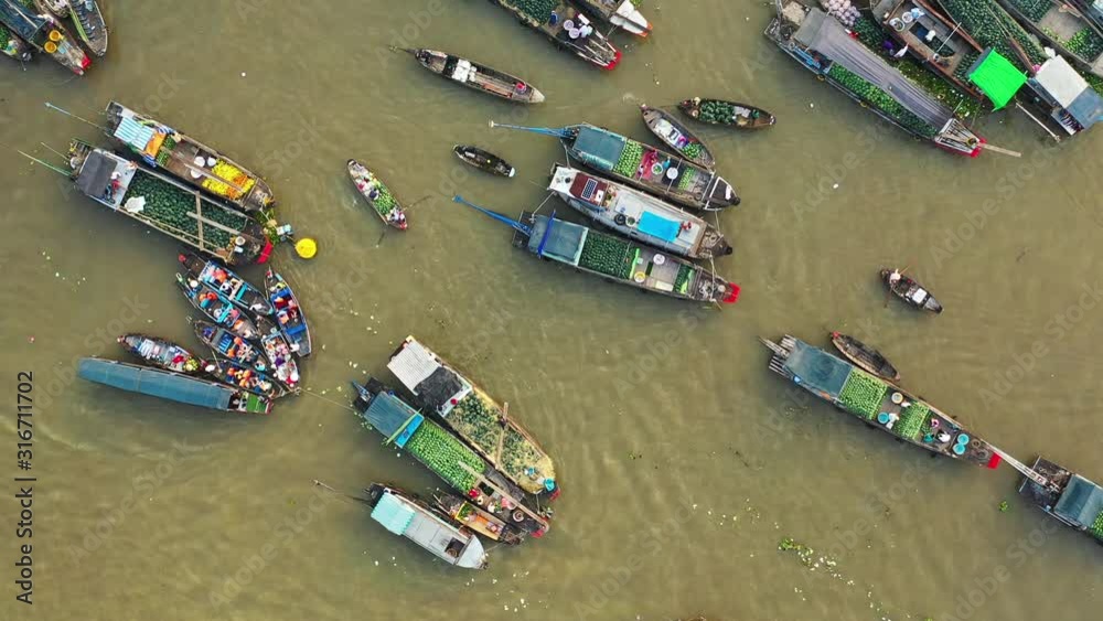 Vue à moyenne altitude du marché flottant de Cai Rang où les habitants locaux échangent des marchandises, vers Can Tho, au Vietnam