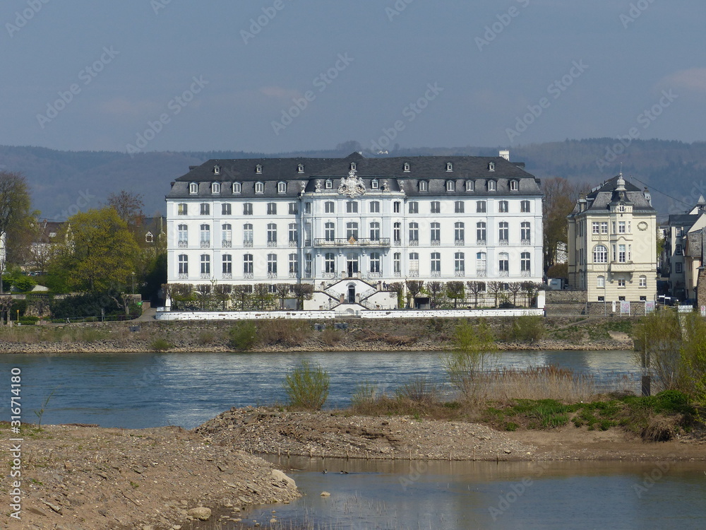 Schloss Engers mit Rhein