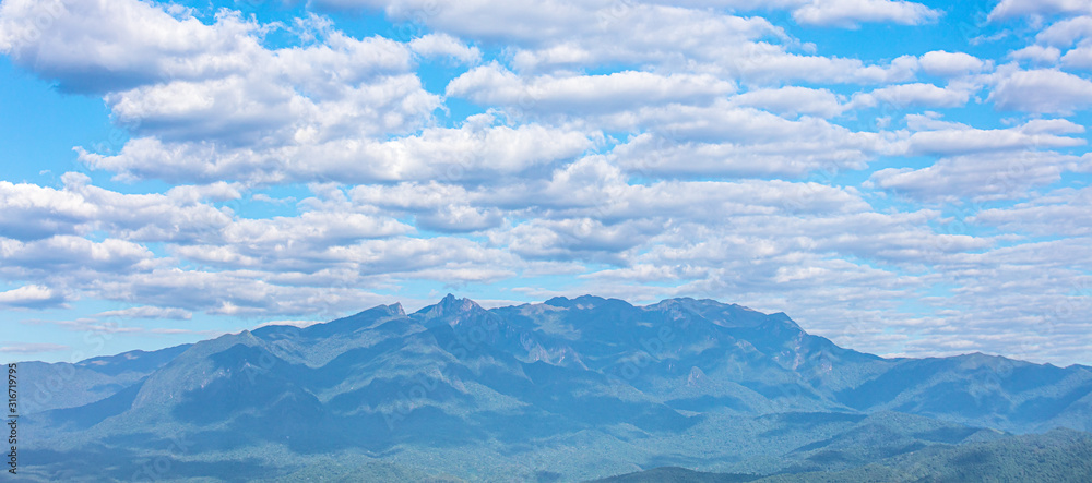Montanha com sombras das nuvens