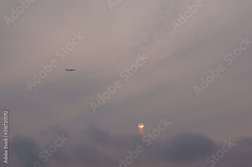 Wallpaper Mural 해지는 저녁 하늘에 떠나가는 비행기 Torontodigital.ca