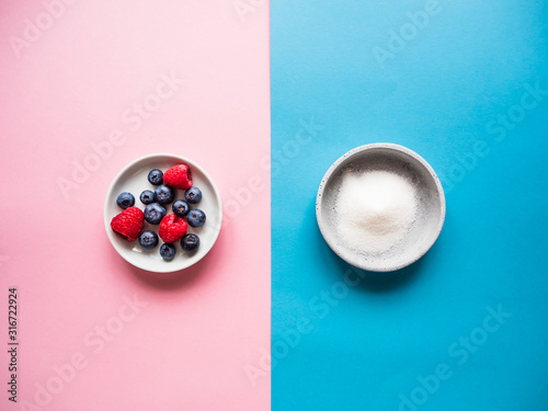 Konstfotografi Frische Himbeeren und Heidelbeern und eine Schüssel mit Zucker, Gegensätze, gesu
