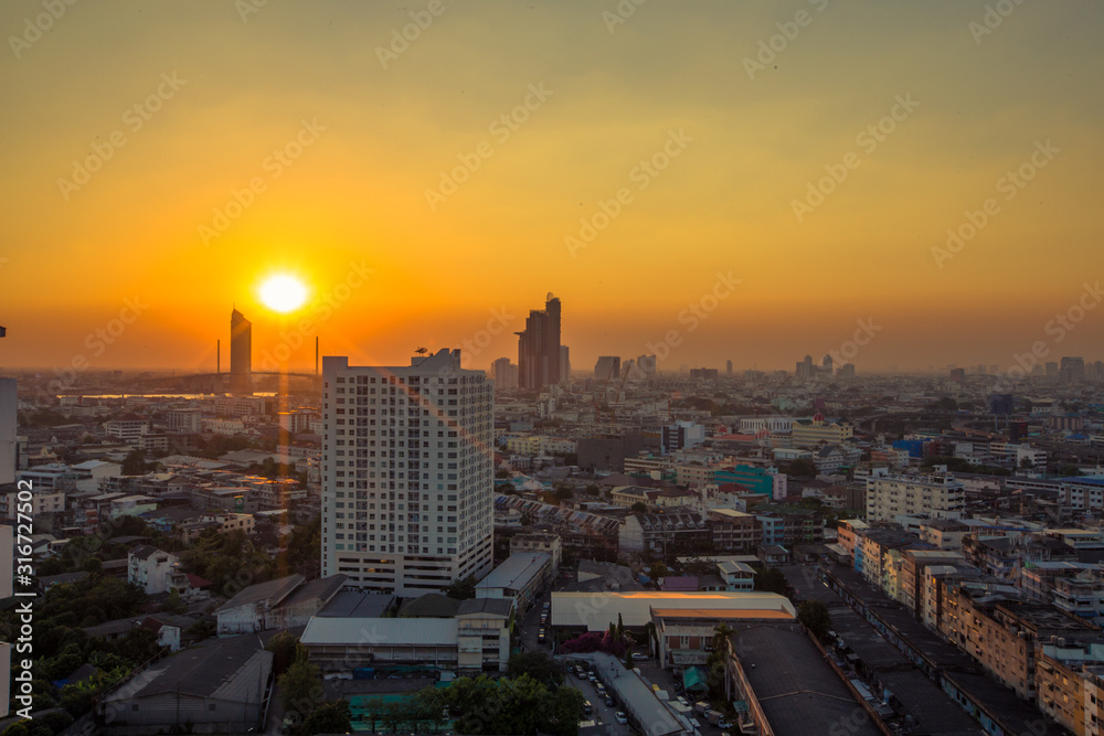 Fototapeta premium panoramic high-angle evening background of the city view,with natural beauty and blurred sunsets in the evening and the wind blowing all the time,showing the distribution of city center accommodation