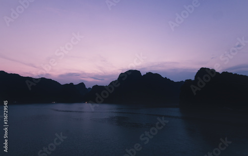 Paisaje de atardecer en la bahía de Ha long © RayArt