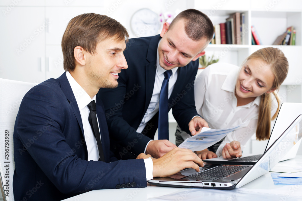 Obraz premium Business colleagues with document in hands