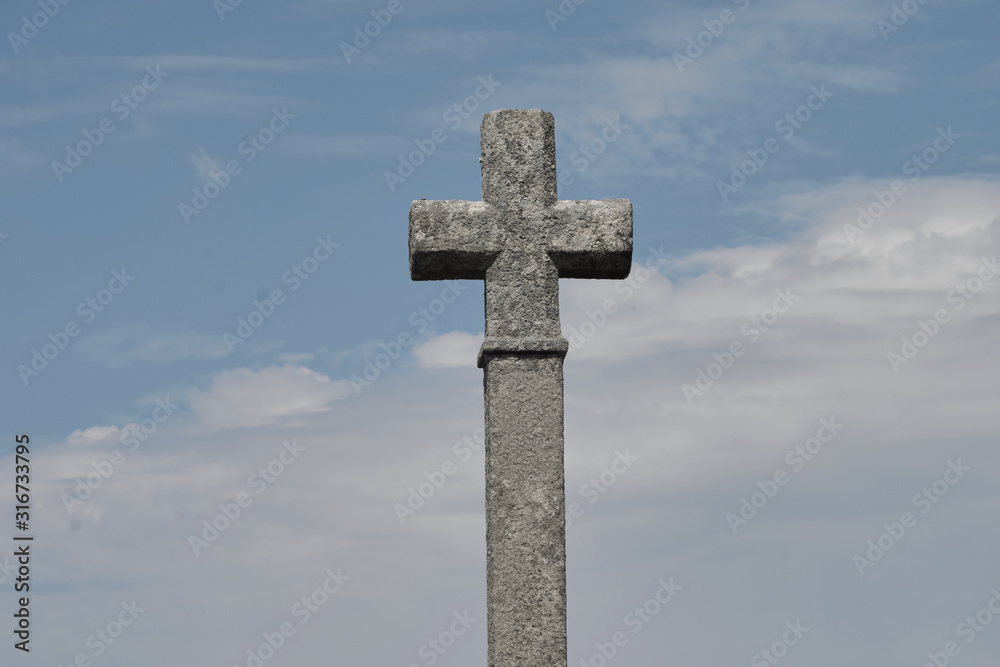 Croix de granit .