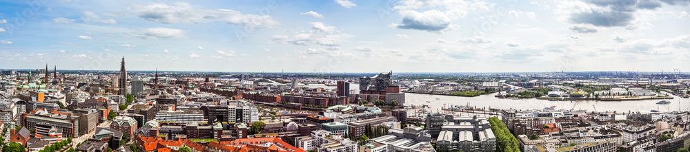 Hamburg Panorama mit Hafencity und Elbphilharmonie / Luftaufnahme