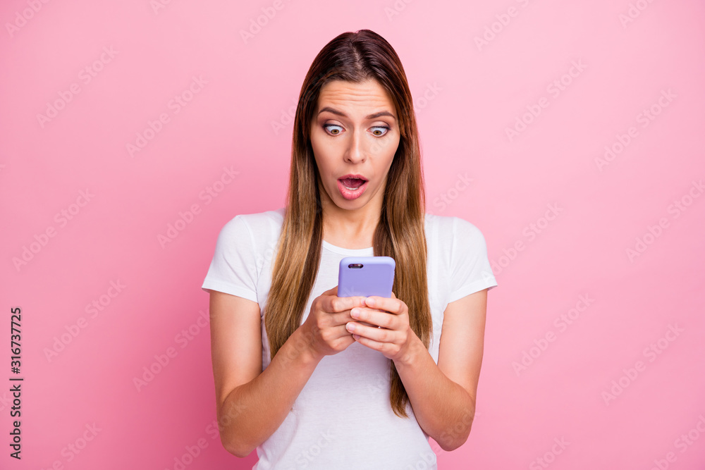 Photo of beautiful lady holding telephone hands read awful bad news not believe eyes open mouth see unfollowers wear casual white t-shirt isolated pink color background Photo of beautiful lady holding telephone hands read awful bad news not believe eyes open mouth see unfollowers wear casual white t-shirt isolated pink color background