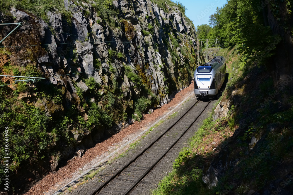 Regionalzug Eisenbahn Strecke Einschnitt Felsen Kalkstein Gleise Wald Natur Gefahr Steinschlag Karst Iserlohn Letmathe Dechenhöhle Naturschutzgebiet Deutschland Transport Nahverkehr Verbindung Regionalzug Eisenbahn Strecke Einschnitt Felsen Kalkstein Gleise Wald Natur Gefahr Steinschlag Karst Iserlohn Letmathe Dechenhöhle Naturschutzgebiet Deutschland Transport Nahverkehr Verbindung