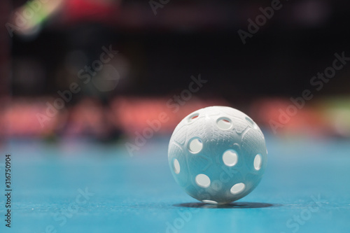 Obraz na plátně Floorball ball close up on blue floor
