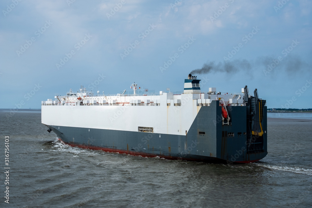 Obraz premium Car carrier departing from Bremerhaven