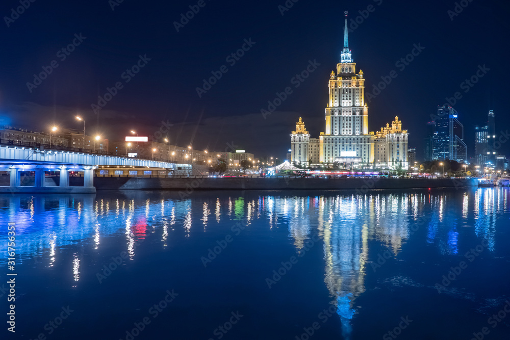 Obraz premium Moscow. Russia. Embankment of the Moscow River. The house is reflected in the water. Tour of the canals of Moscow. The architecture of the USSR. Rivers and canals of Russia. Architectural tourism.