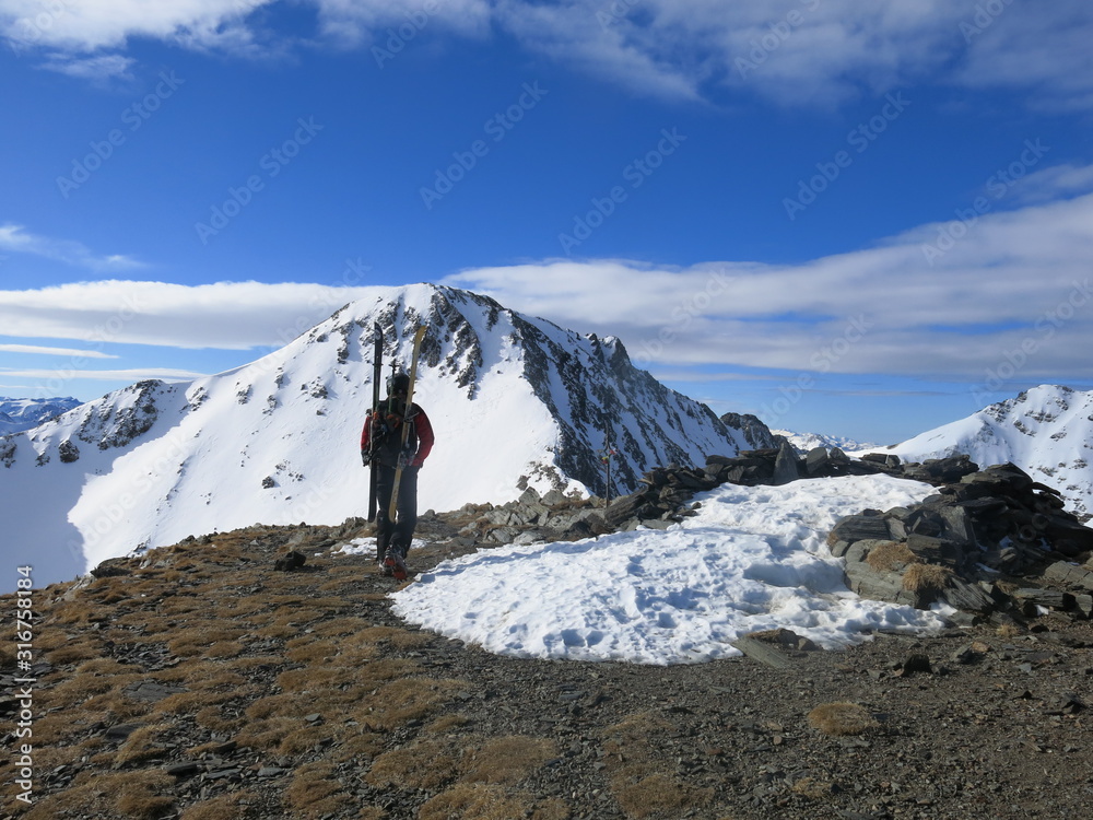 Skieur de ski alpinisme en montagne en neige qui escalade l'hiver sur la glace