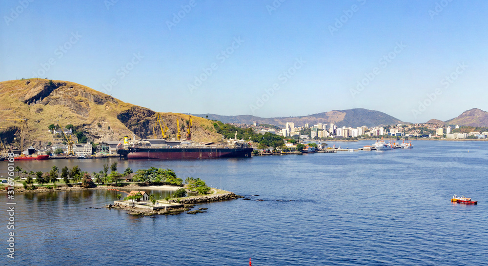 Port de Rio de Janeiro dans la baie de Guanabara avec des bateaux