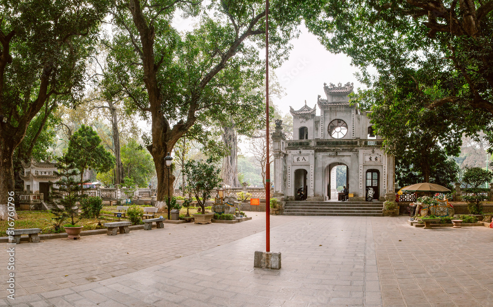 Obraz premium Park inside the Kuan Thanh Temple.